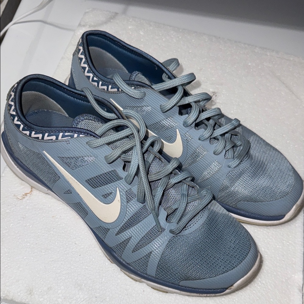 Nike women’s blue and White Athletic Shoes